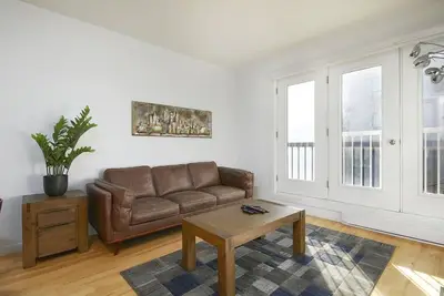 Image de Spacious 2br Downtown Montreal | King + Queen Beds | High End Appliances