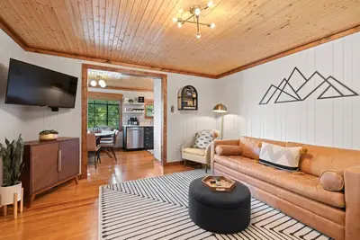 Image de Cozy Gas Fireplace, Mountain Views, Renovated, 3 King Beds, 20 min to Asheville