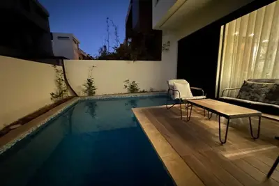 Image de 🌊 Surf, soleil et détente au bord de la piscine 🏄‍♂️