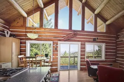 Image de Beautiful Log Home with City View! ! 2 bedroom 2 bath home in the mountain woods.
