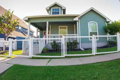 Image de Charming 3-Bedroom, 2-Bath Home with Office – Just 7 Min to Downtown McKinney!