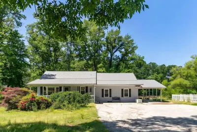 Image de Rustic Pond Retreat w/ Hot Tub & Fishing Gear