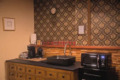 Image de Spacious vintage styled basement apartment - private, Monterey Park, Calgary