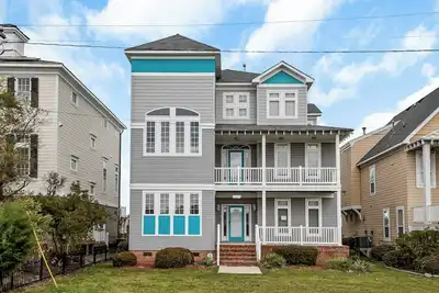 Image de Norfolk Family Beach House 5br Walk To Sand • Ideal for Groups of 10!