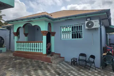 Image de Spacious 3-bedroom house. Freetown with Ac, Fitness & Entertainment, Solar Powered