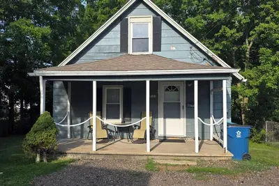 Image de Cozy and Serene 2-bedroom pet friendly house with Ac in Downtown Lorain
