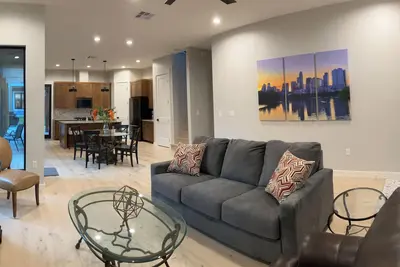 Image de Decked-Out near Dkr Stadium and Ut  4-bedroom New house in the Heart of Austin!