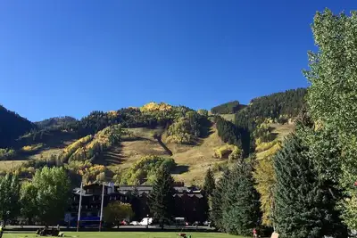 Image de 1 bed penthouse condo; views across park and to Aspen mountain. Private Sauna