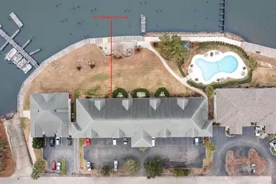 Image de \nBeautiful, ground level 3-bedroom condo with pool on scenic Lake Marion