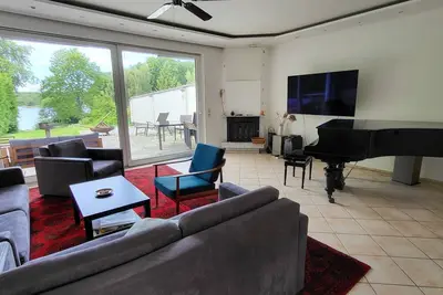 Image de Terrassenwohnung am See by Interhome