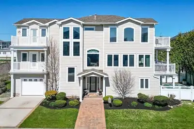 Image de Spacious 5-bedroom house in beautiful Brigantine steps to the beach with pool!