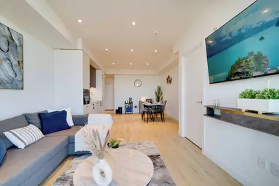Image de Stylish Open Concept Suite in Central Kw