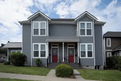 Image de Historic 3-bedroom townhome in the heart of Old Town Tacoma with Ac