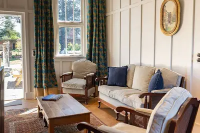 Image de Historic Castle Coach House – Trail & Wineries