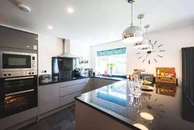 Image de Spacious, Pet friendly 4 Bed, 3 Bath Villa + Hot Tub, 5 mins to Trearddur Beach