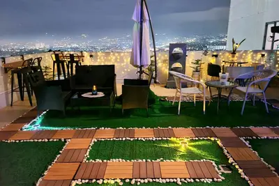 Image de Spectacular Penthouse with Balcony @ Eastwood Mall