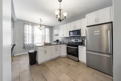 Image de Enjoy a peaceful and conveniently located stay at this modern comfortable 3-bedroom apartment in Bayonne, where convenience meets comfort! <br>Situated in a prime location, our home offers easy access to plenty amenities, making it the perfect choic