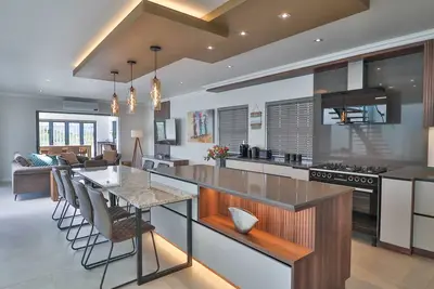 Image de 2-bedroom villa in delightful Hermanus with swimming pool, Ac & barbecue room