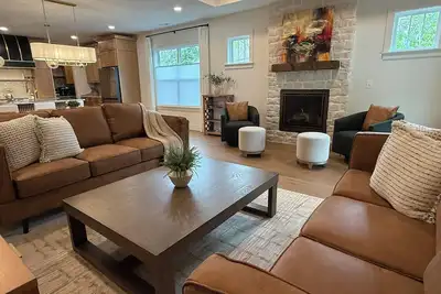 Image de Luxury New Construction Cottage w/ stone fireplace, office & covered deck