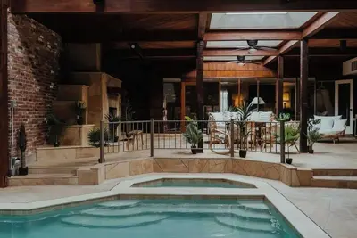 Image de Private indoor mineral pool & spa retreat house