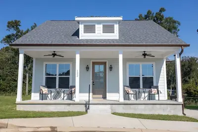 Image de Lofty Lakeside Cottage – 2 Br, 2. 5ba, Sleeps 8!