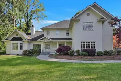 Image de Buckhead Gallery house. An exclusive haven for discerning creatives.