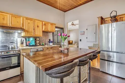 Image de Charming Garden Flat, Porch, Herbs & History, Walk to historic Forsyth Park