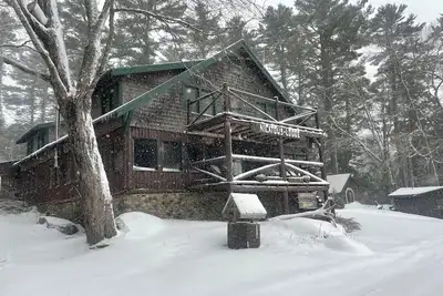 Image de 7 bedroom Lodge on Nicatous Lake!