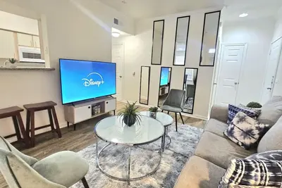 Image de Spacious 2 Bed 2 Bath  9 minutes from Downtown