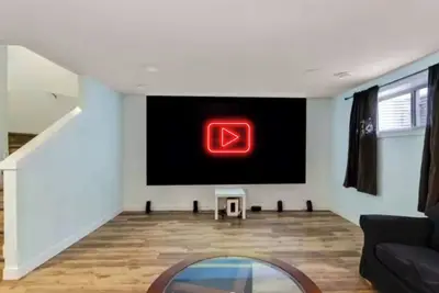 Image de 4k Projector Theatre, Cozy Vibes, Attached Garage, 2 King, 1 Queen, 1 sofa bed