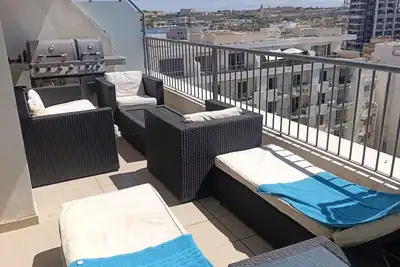 Image de Penthouse moderne avec 2 chambres et 2 terrasses près de la promenade