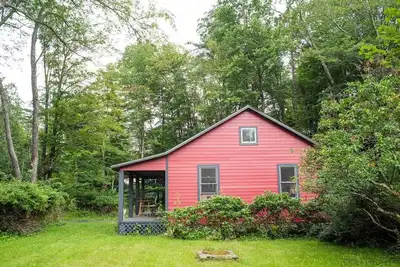 Image de Little red house just outside of Woodstock