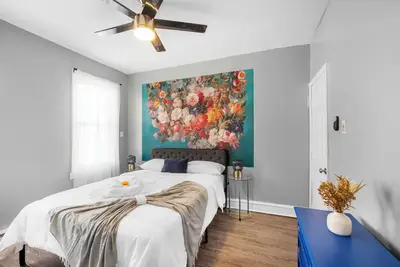 Image de Bright Corner Flat near Transit and  Trails