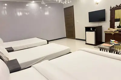 Image de Enjoyable house with Ac in charming Islamabad