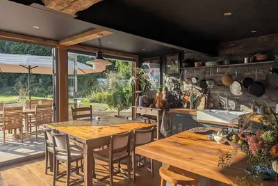 Image de Artist's Hawkhurst Home with Pool and Sauna