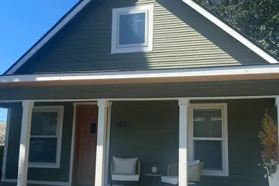 Image de 3-bedroom house downtown across from the historic Bingen Theater!