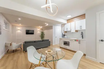Image de Bright Auburn Bay Suite – Private, Furnished, Walk to South Health Campus
