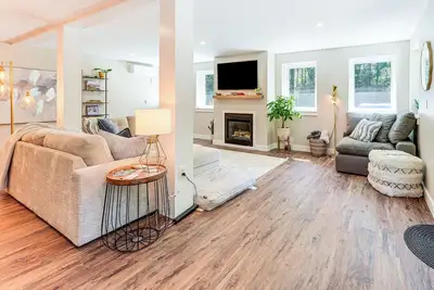 Image de Modern Gem on 15 Acres, 5 Mi to Old Orchard Beach!