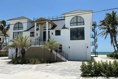 Image de \"Dreamy Beachfront Getaway - Your Coastal Sanctuary Awaits! \"