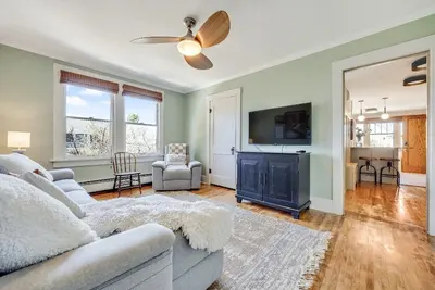 Image de Charming View Steps from Main