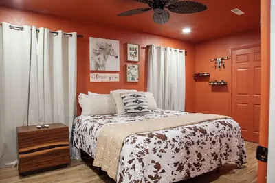 Image de Charming 2-bedroom house in North Dallas -Fully Updated inc 2 dual monitor desks