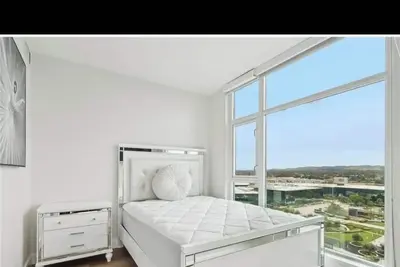 Image de Extra luxurious high rise condo with panoramic views close to Uci and airport.