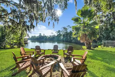 Image de Lakeside Talahi Retreat with Pool & Hot Tub