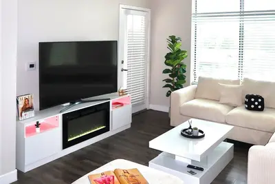 Image de 2 Bedrooms Lakeview Loft. Walk to Mill Ave & Asu.