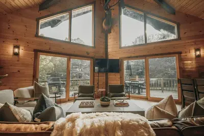 Image de Secluded Lodge on 56 Acres | Firepit • Creek