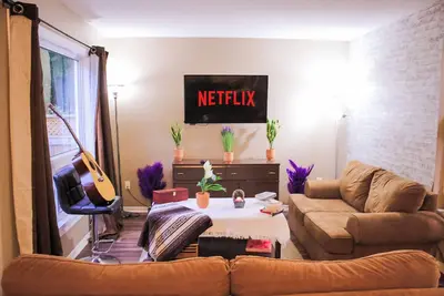 Image de The Hearth & Screen • Home Theatre + Firepit + Bbq