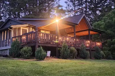 Image de Dog-Friendly Riverfront Cabin!