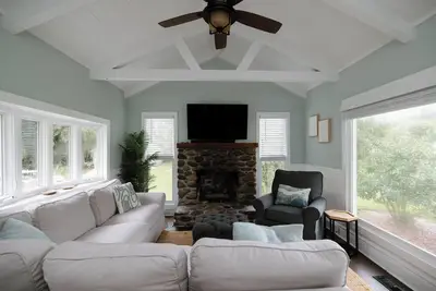 Image de Cozy Beach Bungalow on Lush 1/2 Acre 1 Mile to Beach!
