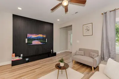 Image de Charlotte 4 Br Home W/ Hot Tub, & Patio Grill! Minutes To Uptown & University!