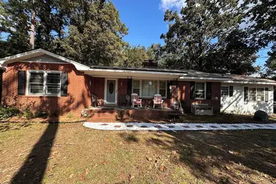 Image de Private 2br, 2ba Duplex style home with Living Room Kitchenette